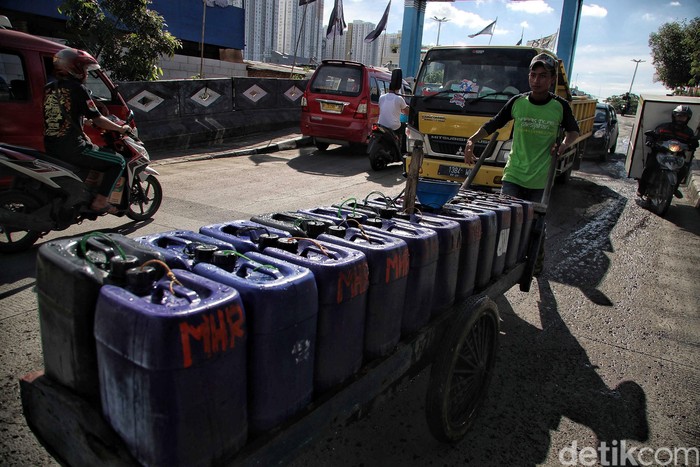 Sejumlah warga yang berprofesi penjual air bersih mengisi air di kawasan Muara Angke, Jakarta Utara, Senin (25/3). Menurut mereka, warga di Jakarta Utara khususnya di kampung nelayan masih sangat membutuhkan air bersih yang dijual dengan dirijen. Karena tidak semua rumah warga di kawasan itu mendapatkan pasokan air bersih dari PAM Jaya. Air bersih itu dijual dengan harga Rp5.000 per dirijen dengan ukuran 20 liter. Biasanya para pelanggan penjual air bersih di pelelangan ikan, rumah makan dan warteg. Menurut Direktur Utama PAM Jaya Priyatno Bambang Hernowo memaparkan 40 persen warga Jakarta masih belum menikmati layanan air bersih. Paling banyak di Jakarta Barat dan Jakarta Utara.