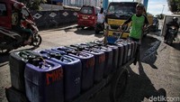Seorang penjual air bersih berkeliling di kawasan Muara Angke, Jakarta Utara, Senin (25/3/2019). 