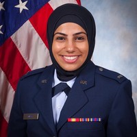 Pemerintahan Donald Trump disebut-sebut anti-Islam. Donald Trump sendiri pernah berkata bahwa Islam membencinya. Namun, berbeda dari anggapan tersebut, seorang wanita berhijab justru terpilih menjadi anggota militer AS. Foto: Instagram/ Maysaa Ouza