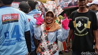 Seorang relawan menarik perhatian warga sekitar dengan mengenakan atribut unik sebagai bentuk dukungan kepada capres-cawapres nomor urut 02 Prabowo Subianto-Sandiaga Uno di Gelanggang Remaja Jakarta Utara, Tanjung Priok, Senin (25/3/2019).