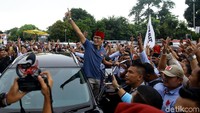 Sebelumnya, saat akan keluar dari mobil, Sandi menyapa para relawan yang telah berkumpul di GOR Ciracas untuk hadir di kampanye akbar tersebut.