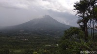 Di Ketep Pass ini bisa melihat lima gunung yang ada di Jawa, Gunung Merapi, Merbabu, Sumbing, Sindoro dan Slamet ketika cuaca cerah. (Eko Susanto/detikcom)