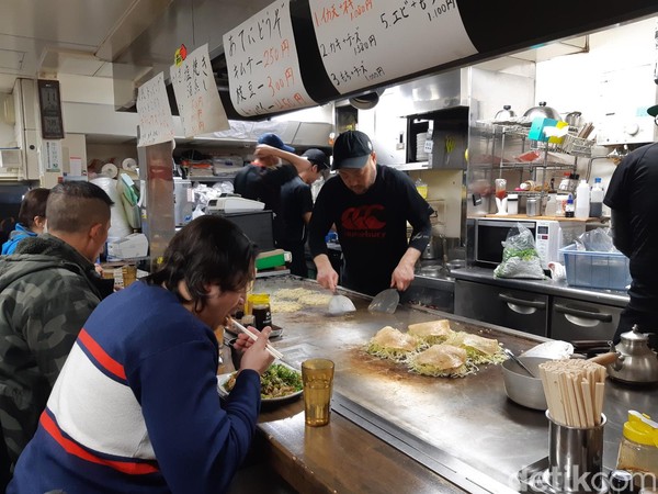 Ada dua jenis tempat duduk di Yacchan. Ada yang barside atau meja makan. Kalau di barside, kamu bisa menikmati pertunjukkan memasak okonomiyaki langsung. (Bonauli/detikcom) Ada dua jenis tempat duduk di Yacchan. Ada yang barside atau meja makan. Kalau di barside, kamu bisa menikmati pertunjukkan memasak okonomiyaki langsung. (Bonauli/detikcom)