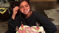 Saat hendak memerankan Dora, Isabela mendapat kejutan manis dengan kue Dora nih. Duh, gemas! Foto: Instagram isabelamoner