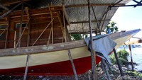Proses pembuatan perahu pajeko itu dikerjakan oleh 8 orang dengan biaya yang mencapai Rp 350 juta.