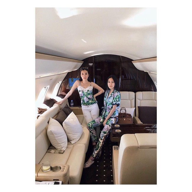 Saat libur kuliah dan tidak menghadiri acara mode, seperti crazy rich Asians lainnya, Michelle dan Rachel pun liburan ke berbagai belahan dunia. Pesawat jet pribadi siap membawa mereka liburan ke negara manapun yang mereka inginkan. Foto: Instagram @michelle.yeoh, @rachel_yeoh.