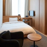 Salah satu tipe kamar di Muji Hotel. Minim ruang, tapi tetap terasa lapang dengan memaksimalkan segala sudut dan pemakaian interior yang bergaya minimalis. Tak tampak pula dekorasi yang berlebih sehingga semakin terkesan luas.  Foto: Dok. Muji