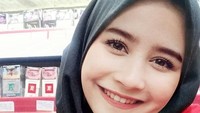 Paras manis Prilly Latuconsina pastinya sudah tak asing lagi. Nah, kalau di dalam minimarket kasir yang berjaga dia apa yang mau kamu lakuin? Foto: Instagram @hermawand__