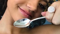Kira-kira apa ya makna dibalik selfie Isabela dengan sendok? Foto: Instagram isabelamoner