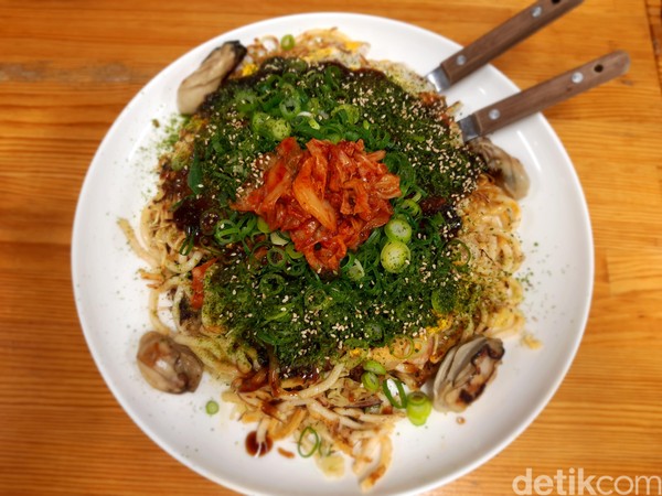 Menu okonomiyaki terdiri dari berbagai sayuran, seafood sampai daging. Bahan utamanya adalah udon dan kue beras. Ukuran porsinya pun termasuk besar. (Bonauli/detikcom) Menu okonomiyaki terdiri dari berbagai sayuran, seafood sampai daging. Bahan utamanya adalah udon dan kue beras. Ukuran porsinya pun termasuk besar. (Bonauli/detikcom)