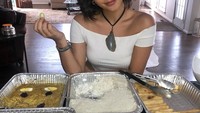 Wajah manis Isabela didapat dari darah Latin ibunya yang berasal dari Peru. Ini senyum manis Isabela di depan ragam makanan khas Peru. Foto: Instagram isabelamoner