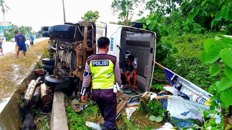 Bus Pengantar Mahasiswa KKN di Sultra Terbalik, 3 Orang Luka Bus Pengantar Mahasiswa KKN di Sultra Terbalik, 3 Orang Luka