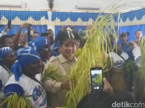Saat Prabowo Menari Tari Gatsi Bersama Suku Asli Merauke