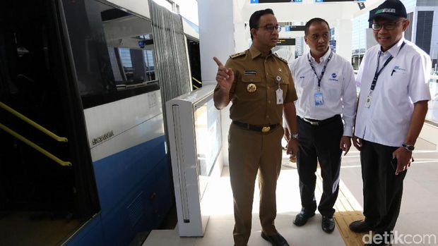 Gubernur DKI Jakarta mengunjungi halte Trans Jakarta Bundaran Hotel Indonesia, Jakarta, Senin (25/3/2019). Halte ini merupakan halte pertama yang terintegrasi langsung dengan MRT Jakarta.
