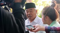 Kiai Asep sempat bicara soal hubungannya dengan Kepala Kanwil Kemenag Jatim Haris Hasanuddin yang kini jadi salah satu tersangka kasus ini.