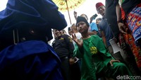 Saat tiba di GOR Ciracas, Jakarta Timur, cawapres nomor urut 02 Sandiaga Uno disambut dengan kesenian palang pintu khas Betawi, Senin (25/3/2019).