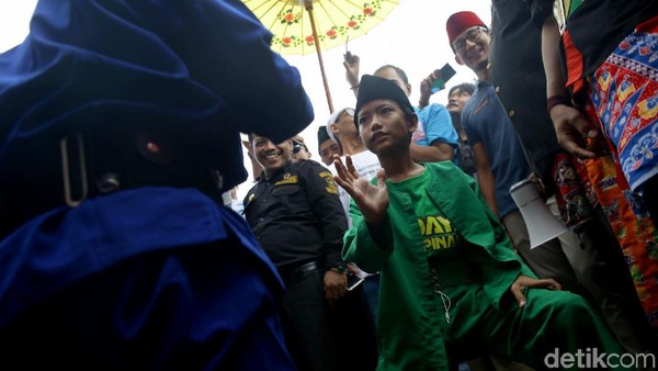 Sandi Disambut Kesenian Palang Pintu Saat Tiba di Ciracas