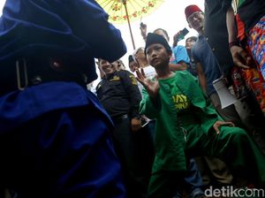 Sandi Disambut Kesenian Palang Pintu Saat Tiba di Ciracas