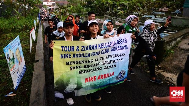 Tur ziarah Nike Ardilla bersama para penggemar dari berbagai daerah.