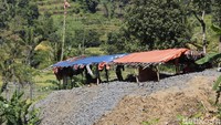 Proses pembuatan cobek ini sangat bergantung pada ukuran cobek tersebut. Cobek berukuran kecil biasanya menghabiskan waktu satu jam atau lebih. Selain itu, saat akan membuat cobek batu ada sejumlah tahap yang harus dilakukan mulai dari proses membelah batu, membentuk rupa, hingga menghaluskan permukaan cobek.
