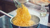 Pasta dan mie : Pasta dan mie sudah terlanjur direbus tetapi berlebig? Ratakan di piring datar dan simpan di freezer hingga beku. Saat akan digunakan, kukus sebentar.Foto: iStock