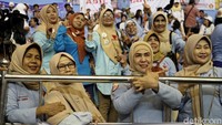 Emak-emak tak ketinggalan hadir dalam kampanye akbar tersebut.