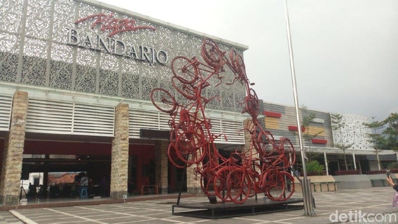 Tugu Sepeda Instagramable di Pasar Bandarjo Ungaran(Aji Kusuma/detikcom) Tugu Sepeda Instagramable di Pasar Bandarjo Ungaran(Aji Kusuma/detikcom)