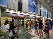 Turis China Ngeluh MRT Singapura Berisik Banget, Dirujak Balik Netizen