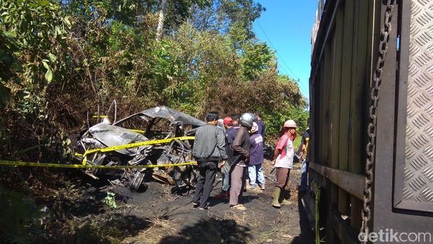  Mobil  Terbakar Usai Tabrakan dengan Truk  di Jambi  5 