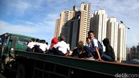 Padahal truk kontainer tanpa atap tersebut sangat berbahaya.