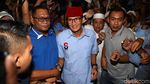 Berkopiah Merah, Sandiaga Uno Sapa Warga Jakarta Utara