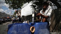 Air bersih itu dijual dengan harga Rp 5.000 per jeriken dengan ukuran 20 liter. 
