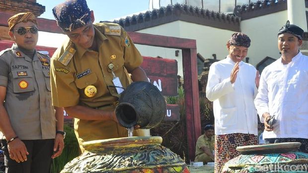 Meriahnya Kirab Air Sendang di Hari Jadi Menara Kudus