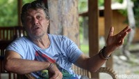 Stefano, merupakan salah satunya. Pria asal Italia itu membangun sebuah resor yang menawan di Pulau Sali, Halmahera Selatan.