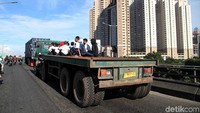 Aksi berbahaya tersebut berada di kawasan Jalan Martadinata, Jakarta Utara, Senin (25/3/2019).