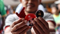 Ada pula seorang relawan yang menunjukan beragam atribut dukungan untuk Prabowo-Sandi.
