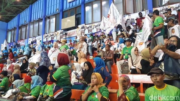 Warga yang hadir ke kampanye akbar Sandiaga Uno