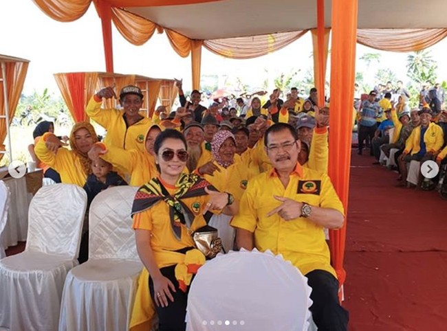 Mayangsari dan Bambang Trihatmodjo menikah pada tahun 2000. Kabar tersebut sempat mengejutkan publik karena Bambang masih berstatus suami Halimah Agustina Kamil. Bambang dikabarkan baru resmi bercerai dari Halimah pada 2010. (Foto: Dok. Instagram/mayangsaritrihatmodjoreal)