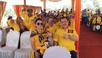 Wajah Happy Mayangsari saat Turun ke Sawah