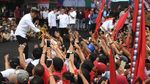 Momen Jokowi Ajak Relawan Foto Bersama di Kampanye Terbuka
