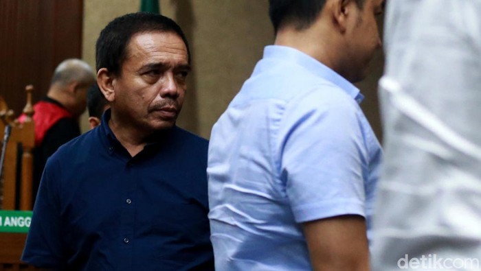 ubernur Aceh nonaktif Irwandi Yusuf dituntut 10 tahun penjara dan denda Rp 500 juta subsider 6 bulan kurungan. Irwandi diyakini jaksa bersalah menerima suap dan gratifikasi.