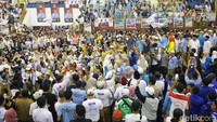 Ratusan pendukung berkumpul menyuarakan dukungannya.