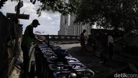 Mereka mengisi jeriken secara bergantian.