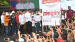 Momen Jokowi Ajak Relawan Foto Bersama di Kampanye Terbuka