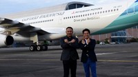 Logo Mitsubishi Motors terpampang di badan pesawat Garuda Indonesia berjenis Airbus A330 rute Jakarta-Nagoya. Istimewa/Garuda Indonesia.