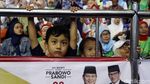 Aksi Para Relawan Prabowo-Sandi Saat Hadiri Kampanye Akbar