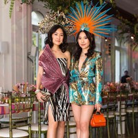 Kenalan dengan Michelle dan Rachel Yeoh, kakak adik kembar yang disebut Crazy Rich Asians sebenarnya. Bagaimana tidak, ayah mereka merupakan board of director di YTL Corporation. Perusahaan yang didirikan kakek mereka, Tan Sri Dato Seri Yeoh Tiong Lay, memiliki jaringan hotel di berbagai belahan dunia seperti Ritz Carlton di Malaysia dan Thailand, Hilton di Niseko, Jepang, Marriot di Malaysia dan Australia, serta masih banyak lagi. Foto: Instagram @michelle.yeoh, @rachel_yeoh.