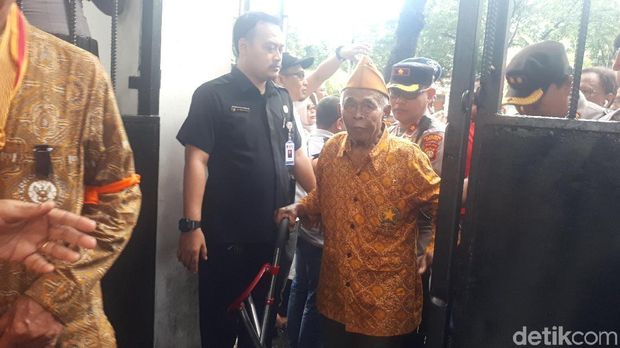  Perwakilan veteran dan purnawirawan melakukan aksi di depan kantor KPU.