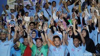 Sejumlah relawan berpose dengan mengacungkan salam dua jari.