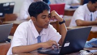 Dalam ujian ini, para siswa mengisi jawaban ujian menggunakan komputer.